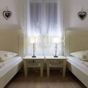 Otok Krk, Dobrinj, prekrasna kuća s 3 stana i bazenom