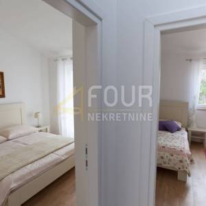 Otok Krk, Dobrinj, prekrasna kuća s 3 stana i bazenom
