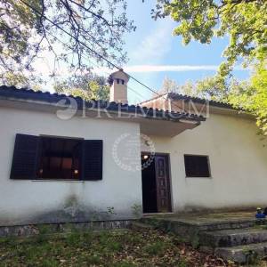Otok Krk, Dobrinj, prodaja samostojeće kuće s okućnicom od 2769 m2!