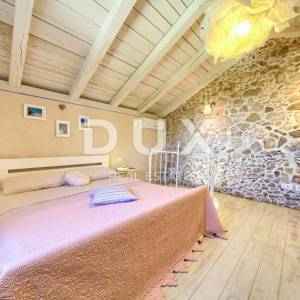 OTOK KRK, DOBRINJ - Rustikalna kuća s jacuzzijem