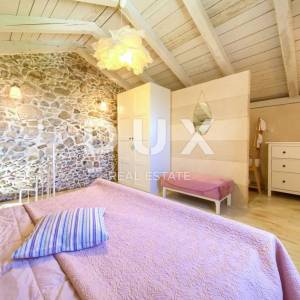 OTOK KRK, DOBRINJ - Rustikalna kuća s jacuzzijem