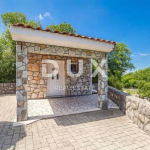 OTOK KRK, DOBRINJ - Samostojeća šarmantna kuća s grijanim bazenom, studio apartmanom u mirnom dijelu otoka!