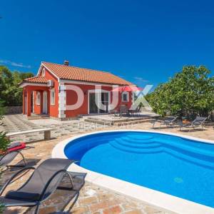 OTOK KRK, DOBRINJ - Samostojeća šarmantna kuća s grijanim bazenom, studio apartmanom u mirnom dijelu otoka!
