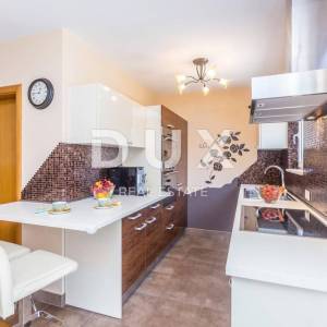 OTOK KRK, DOBRINJ - Samostojeća šarmantna kuća s grijanim bazenom, studio apartmanom u mirnom dijelu otoka!