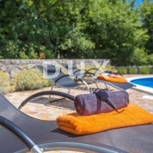 OTOK KRK, DOBRINJ - Samostojeća šarmantna kuća s grijanim bazenom, studio apartmanom u mirnom dijelu otoka!