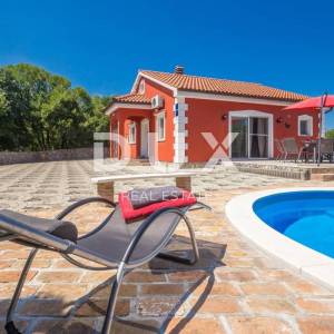 OTOK KRK, DOBRINJ - Samostojeća šarmantna kuća s grijanim bazenom, studio apartmanom u mirnom dijelu otoka!