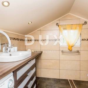 OTOK KRK, DOBRINJ - Samostojeća šarmantna kuća s grijanim bazenom, studio apartmanom u mirnom dijelu otoka!
