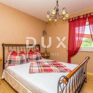 OTOK KRK, DOBRINJ - Samostojeća šarmantna kuća s grijanim bazenom, studio apartmanom u mirnom dijelu otoka!