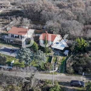 OTOK KRK, DOBRINJ - Samostojeća kuća s velikom okućnicom