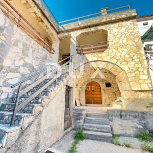 OTOK KRK, DRAGA BAŠĆANSKA - Dvije kuće u nizu s velikom okućnicom