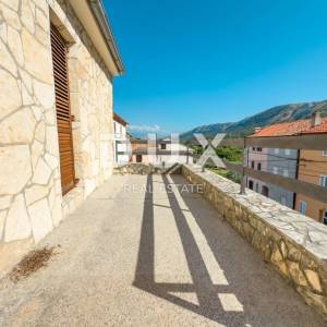 OTOK KRK, DRAGA BAŠĆANSKA - Dvije kuće u nizu s velikom okućnicom