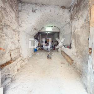 OTOK KRK, DRAGA BAŠĆANSKA - Dvije kuće u nizu s velikom okućnicom