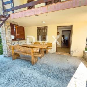 OTOK KRK, DRAGA BAŠĆANSKA - Dvije kuće u nizu s velikom okućnicom
