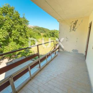OTOK KRK, DRAGA BAŠĆANSKA - Dvije kuće u nizu s velikom okućnicom