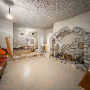 OTOK KRK, DRAGA BAŠĆANSKA - Dvije kuće u nizu s velikom okućnicom