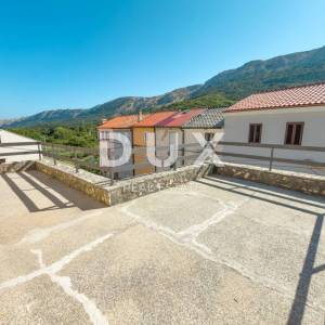 OTOK KRK, DRAGA BAŠĆANSKA - Dvije kuće u nizu s velikom okućnicom