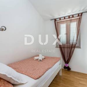 OTOK KRK - Dvije dvojne kuće s jednim bazenom