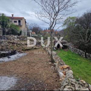 OTOK KRK, GABONJIN – Građevinsko zemljište 914 m², s prilazom i infrastrukturom u blizini, idealno za dvije kuće ili kuće za odmor!