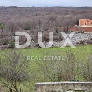 OTOK KRK, GARICA - građevinsko zemljište 3.058 m2 za stambenu zgradu / stanove / apartmane / obiteljsku kuću / villu s bazenom!...