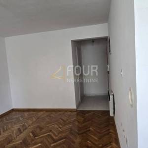 Otok Krk, grad Krk, 24.65m2, garsonijera, parkirno mjesto