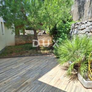 OTOK KRK, GRAD KRK - Apartman 69 m2 + okućnica 150 m2