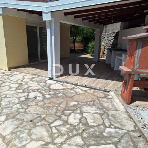 OTOK KRK, GRAD KRK - Apartman 69 m2 + okućnica 150 m2