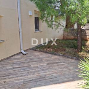 OTOK KRK, GRAD KRK - Apartman 69 m2 + okućnica 150 m2