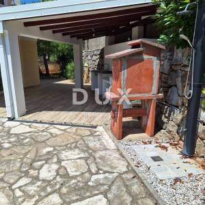 OTOK KRK, GRAD KRK - Apartman 69 m2 + okućnica 150 m2