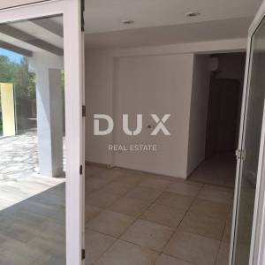 OTOK KRK, GRAD KRK - Apartman 69 m2 + okućnica 150 m2