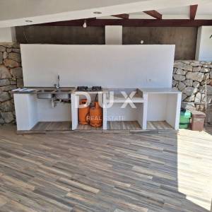 OTOK KRK, GRAD KRK - Apartman 69 m2 + okućnica 150 m2