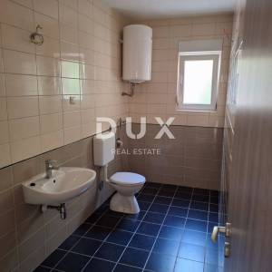 OTOK KRK, GRAD KRK - Apartman 69 m2 + okućnica 150 m2