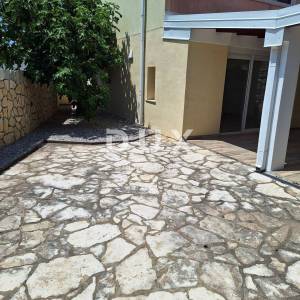 OTOK KRK, GRAD KRK - Apartman 69 m2 + okućnica 150 m2