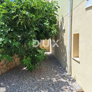 OTOK KRK, GRAD KRK - Apartman 69 m2 + okućnica 150 m2