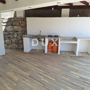 OTOK KRK, GRAD KRK - Apartman 69 m2 + okućnica 150 m2