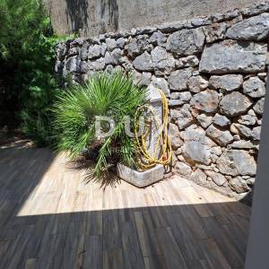 OTOK KRK, GRAD KRK - Apartman 69 m2 + okućnica 150 m2