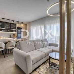 OTOK KRK, GRAD KRK – Dvoetažni apartman s okućnicom i bazenom u blizini mora