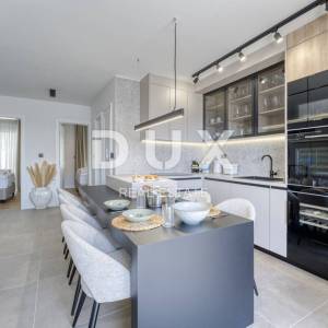 OTOK KRK, GRAD KRK – Dvoetažni apartman s okućnicom i bazenom u blizini mora