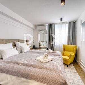 OTOK KRK, GRAD KRK – Dvoetažni apartman s okućnicom i bazenom u blizini mora