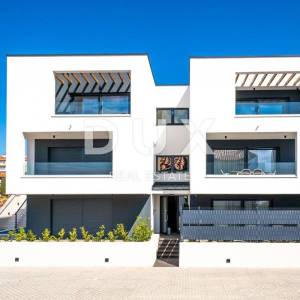 OTOK KRK, GRAD KRK – Dvoetažni apartman s okućnicom i bazenom u blizini mora