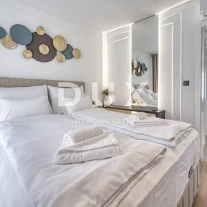 OTOK KRK, GRAD KRK – Dvoetažni apartman s okućnicom i bazenom u blizini mora