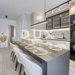 OTOK KRK, GRAD KRK – Dvoetažni apartman s okućnicom i bazenom u blizini mora