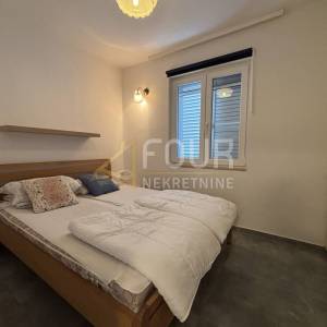 Otok Krk, grad Krk, dvojna kuća s 2 stana