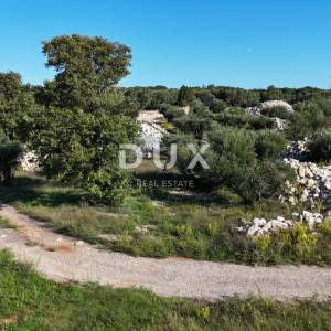 OTOK KRK, GRAD KRK - Građevinska parcela s pogledom na grad