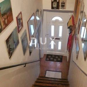 OTOK KRK, GRAD KRK - Kamena kuća sa pogledom na more