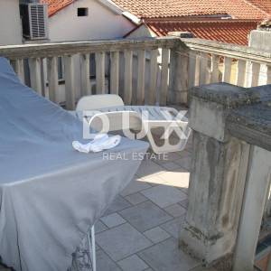 OTOK KRK, GRAD KRK - Kuća sa 2 apartmana 100 m od mora