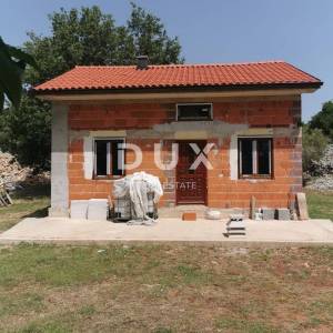 OTOK KRK, GRAD KRK - Maslinik sa gospodarskim objektom