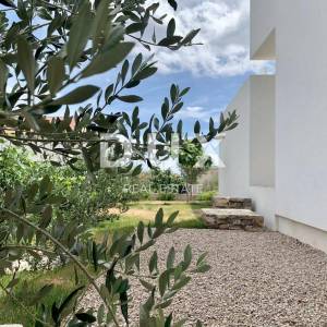 OTOK KRK, GRAD KRK - Moderna vila s dva stana i 2 bazena