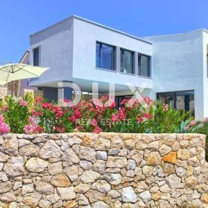 OTOK KRK, GRAD KRK (OKOLICA) - Luksuzna vila s preljevnim bazenom i pogledom na more