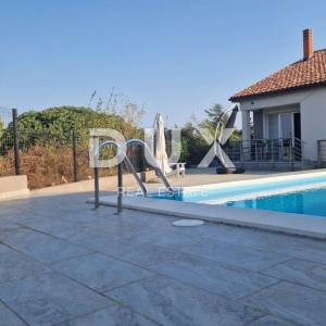 OTOK KRK, GRAD KRK (OKOLICA) - Apartman u kući sa bazenom
