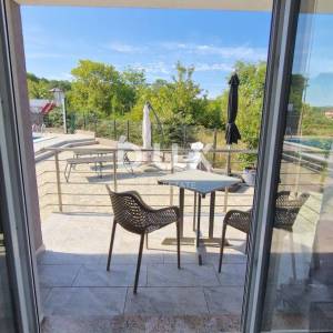 OTOK KRK, GRAD KRK (OKOLICA) - Apartman u kući sa bazenom